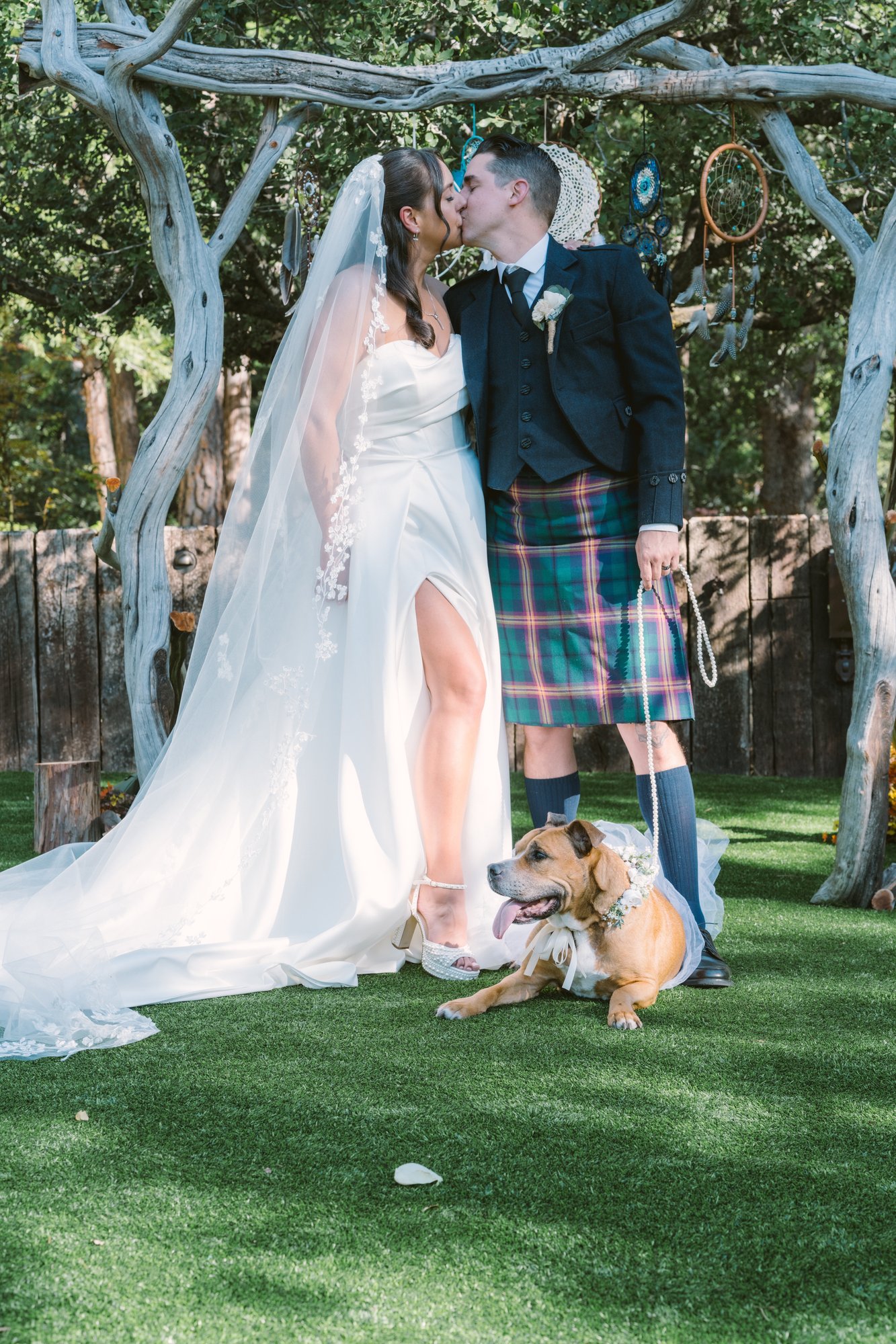 Wedding day moment with dog. Manuel & Alma photography